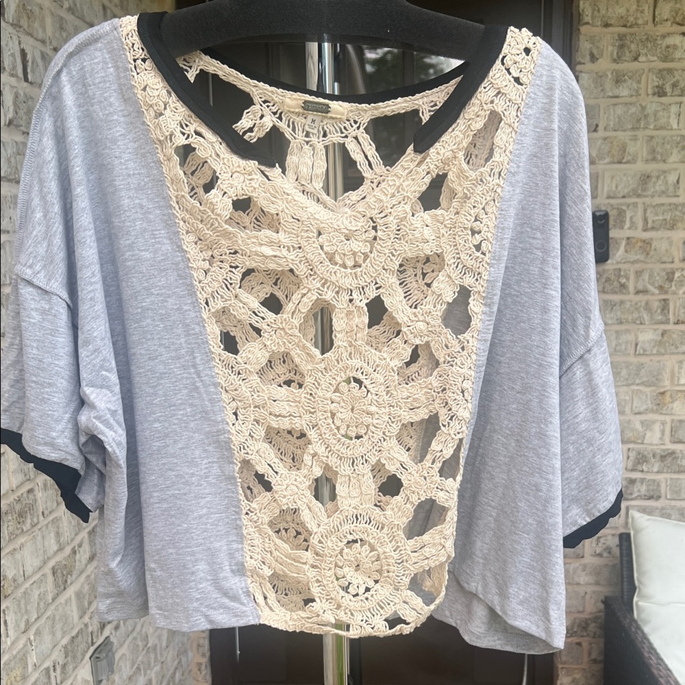 Gimmicks by BKE Gray and Cream Crochet Crop Top